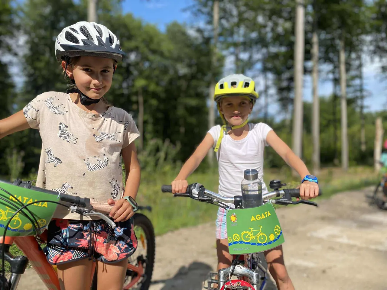Dzieci na wycieczce rowerowej — obóz letni Sport21