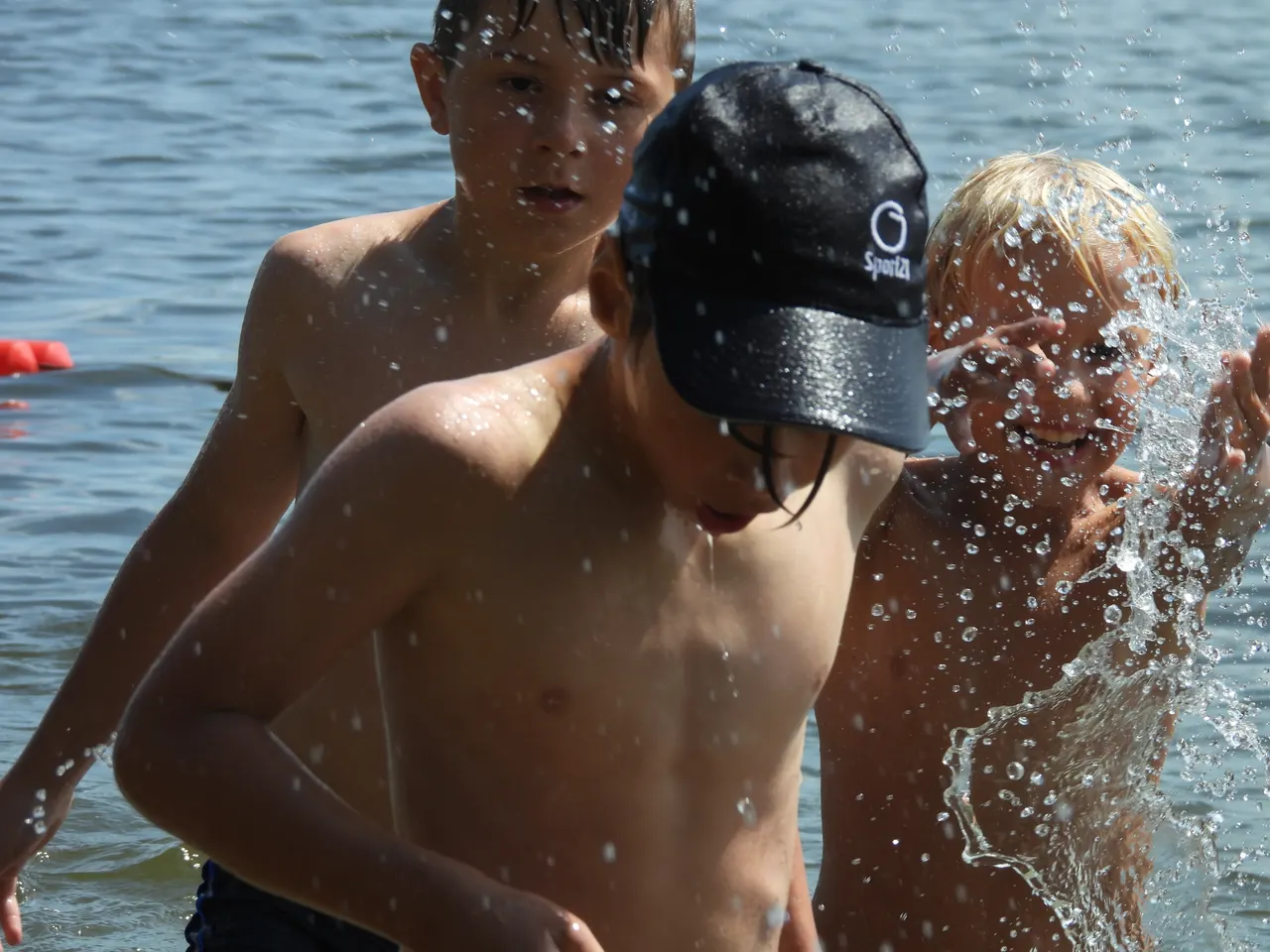 Kąpiel w jeziorze na obozie letnim Sport21 w Sarnówku